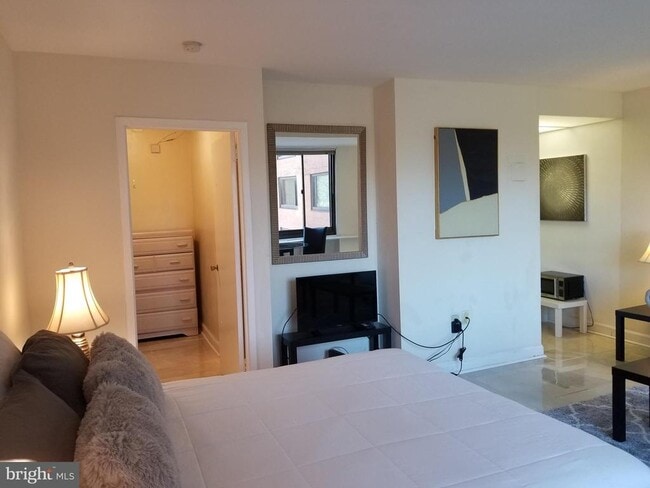 Building Photo - 1011 Arlington Blvd Unit 602