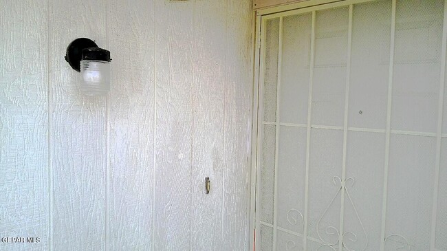 Building Photo - 3001 E Glen Dr