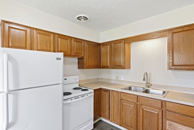 Photo - Brentwood Apartments (460 Silver LLC)