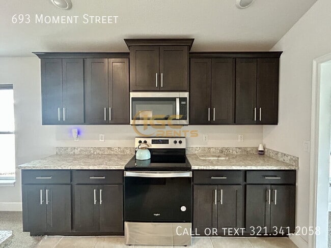 Photo - 693 Moment St