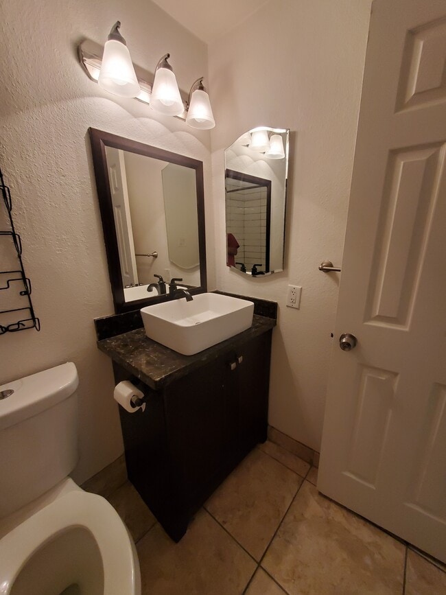 Photo - 1005 W 5th St Unit 104