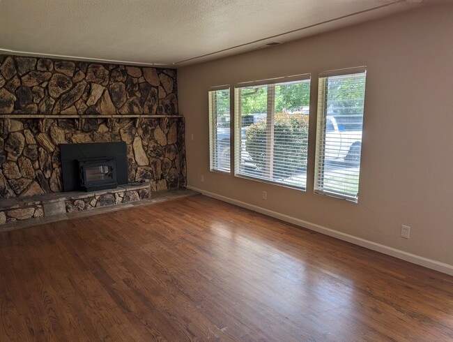 Photo - 3 Bedroom House Near Shopping and Schools
