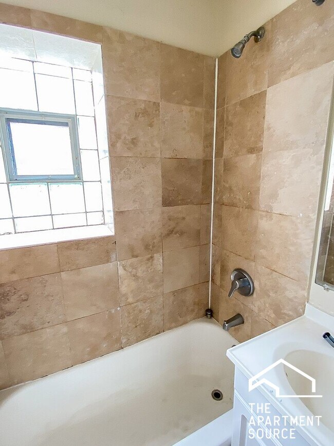 Photo - 3928 N Pine Grove Ave Unit 3E