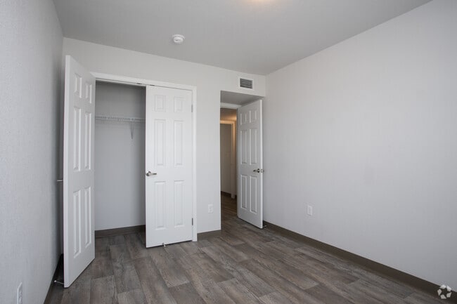 4BR, 1.5 BA - 1,200SF