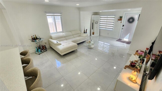 Photo - 734 W 32nd St