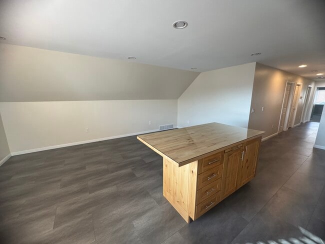 Island / Living Room - 5000 S Lincoln St