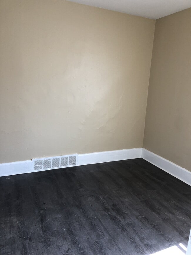 Photo - Super 1 bedroom, 1 bath for rent Unit Upper Front