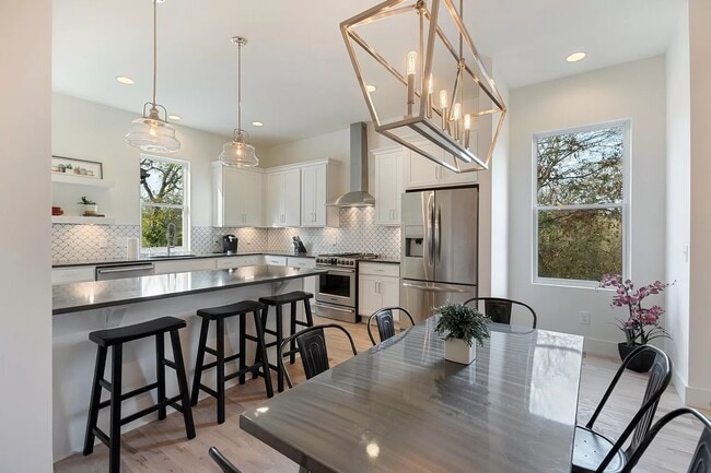 Photo - 643 Vernon Ave