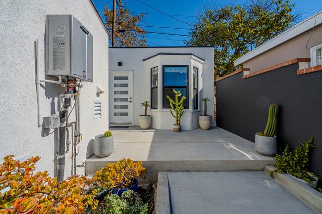 Photo - 1974 Comstock Ave Unidad A