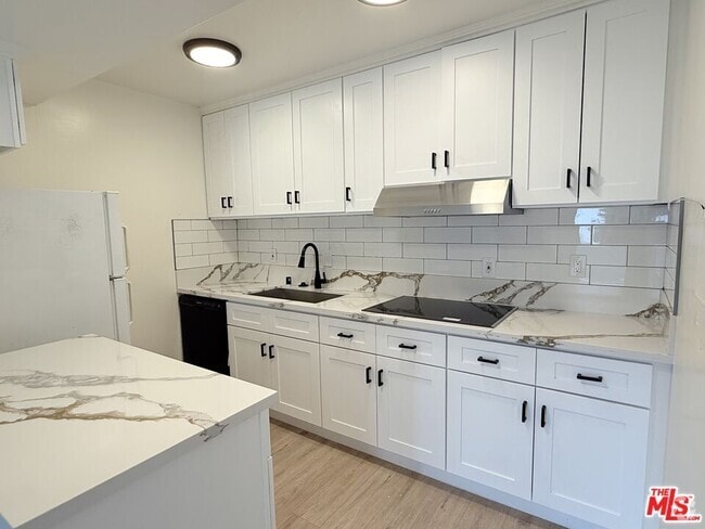Building Photo - 10840 Camarillo St Rental