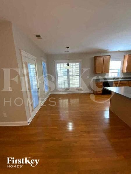 Photo - 205 Barberry St