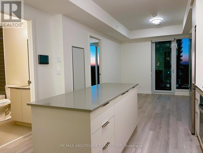 Photo - 3079 Trafalgar Rd Unit 1405