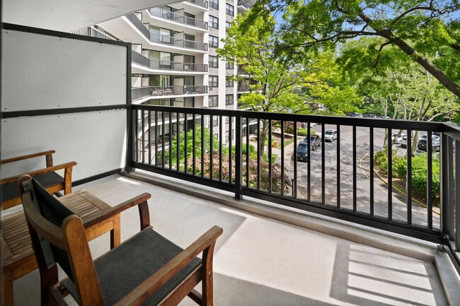 2BR, 1BA - 922SF - Balcony