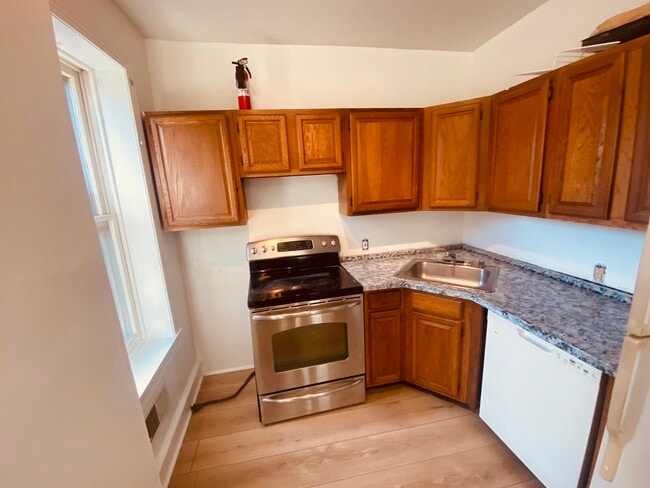 Building Photo - 800 N Van Buren St Unit 2