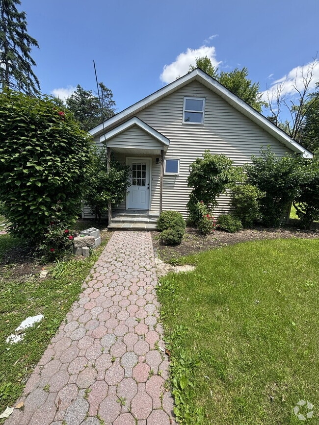 Building Photo - Newly renovated 2 Bedroom home! Unit C