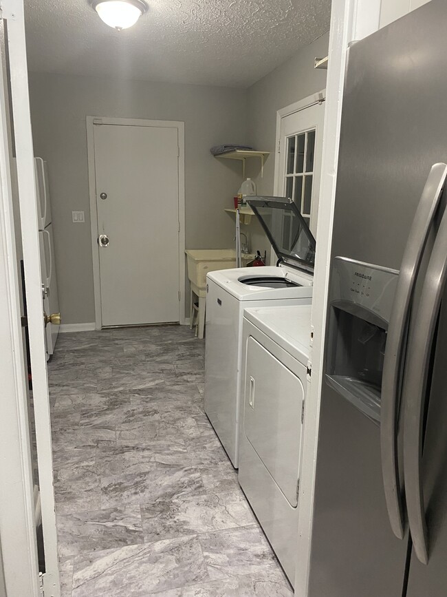 cuarto de lavandería - 11717 Douglas Ln