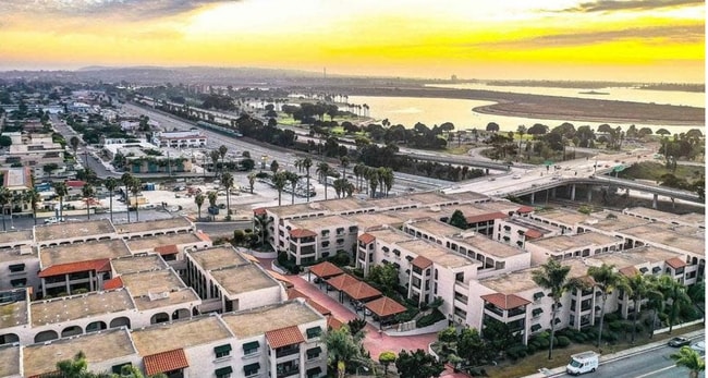 Building Photo - 2512 Clairemont Dr Unit 216