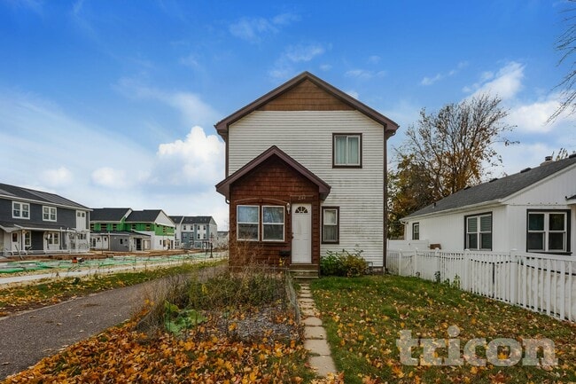 Building Photo - 2144 Sherwood Ave