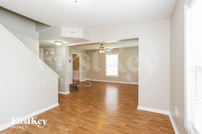 Photo - 1241 Clock St