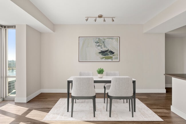 Su espacio de comedor ofrece la combinación perfecta de comodidad y sofisticación, enmarcada por techos altos y acabados contemporáneos.