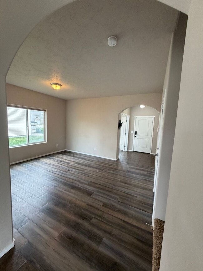 Photo - Check out our move in special on this charming Very Spacious 2-Story Home for Rent in Pasco, WA!