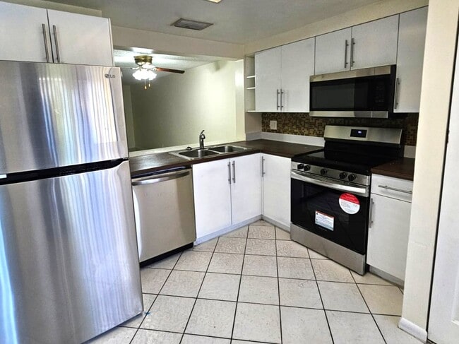 Building Photo - 8819 Springtree Lakes Dr Rental