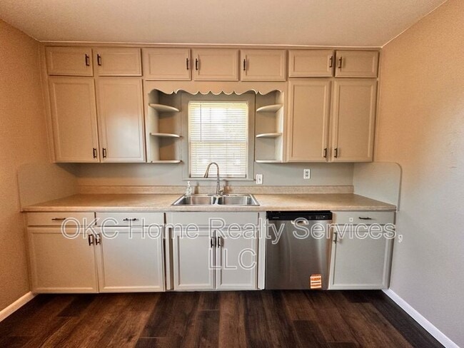 Photo - 234 W Thatcher St