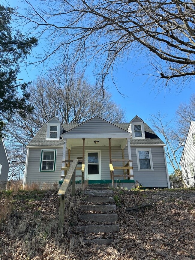 Building Photo - 3 bed 2 bath house on North Side! All electric, Central Air, laundry included, big yard