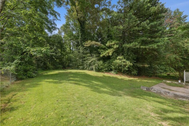 Photo - 911 Kings Grant Dr NW