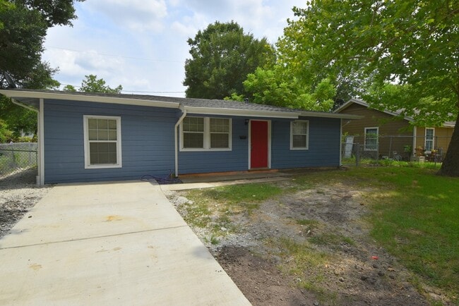 Building Photo - RECENTLY UPDATED 3 BEDROOM 1 BATH HOME