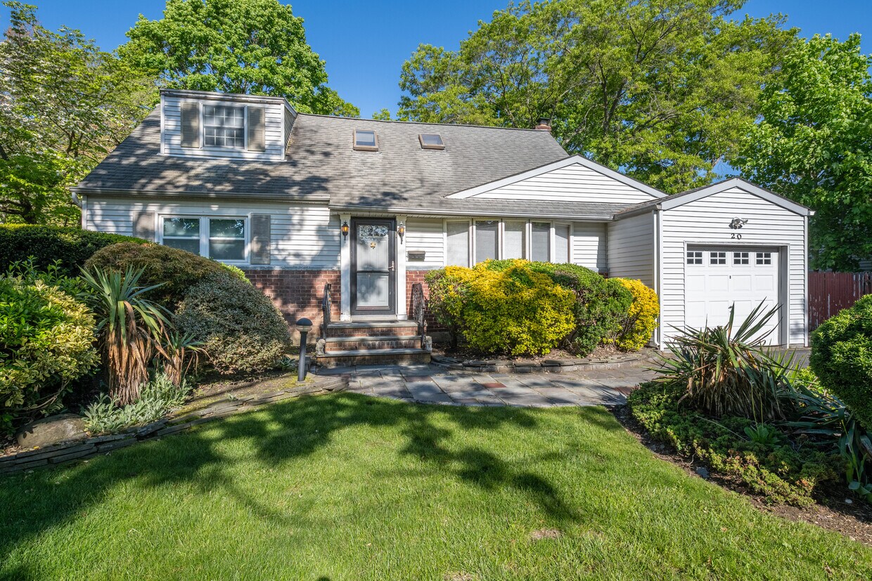 Photo - 20 Goldsmith Ave (Greenlawn, NY)