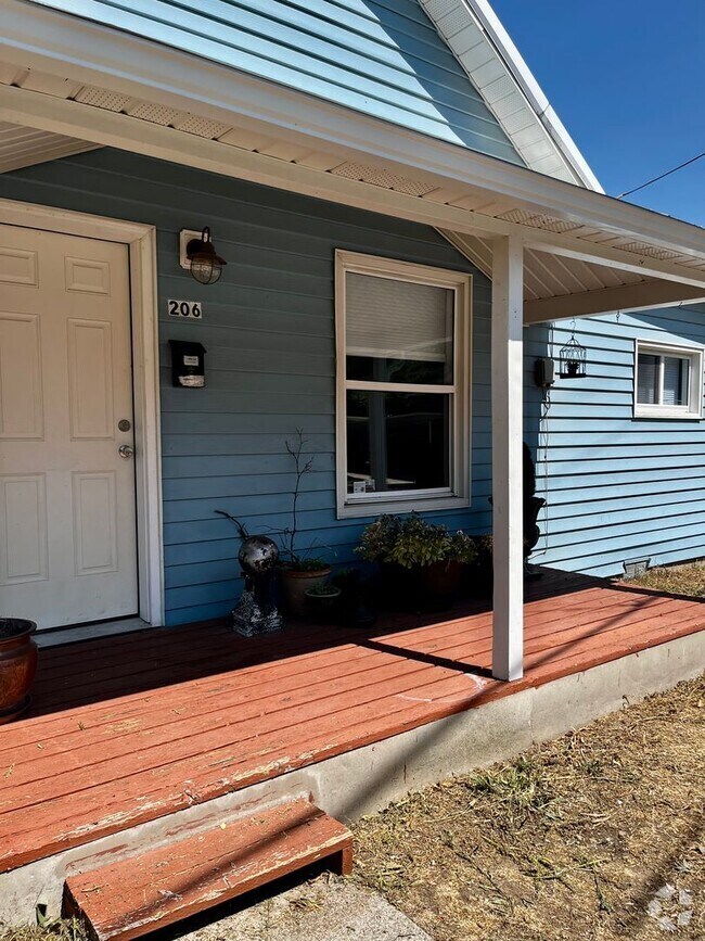 Building Photo - Adorable House with a Shop!!