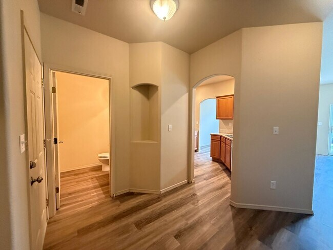 9904 Mia Ln