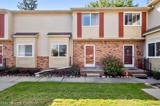 Photo - 1823 Torquay Ave