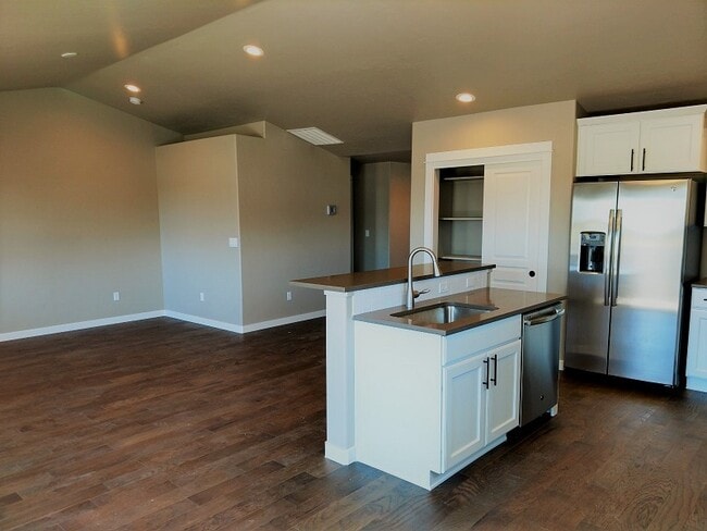 Photo - 6 MONTH LEASE AGREEMENT!