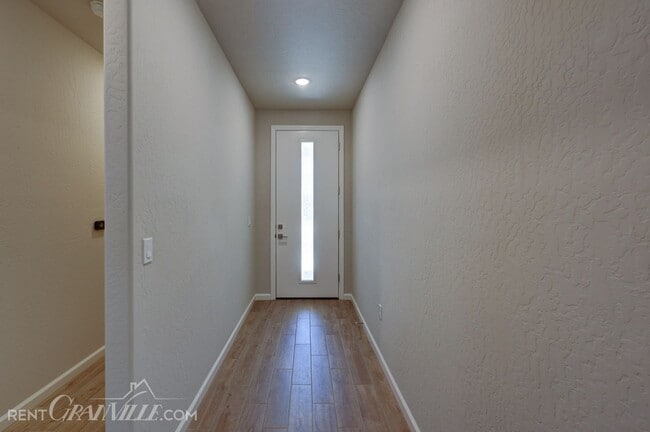 877 Halford Ln