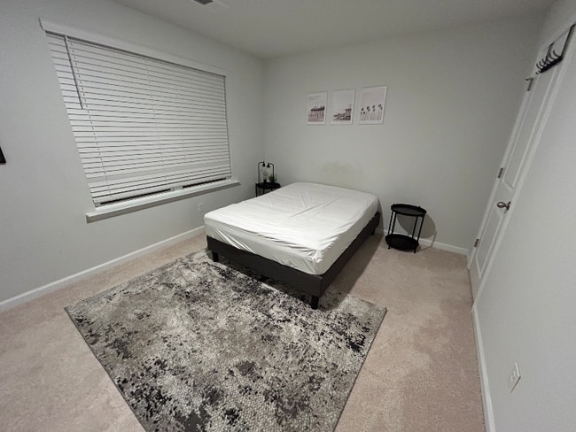 Building Photo - 125 E Sunrise Ln