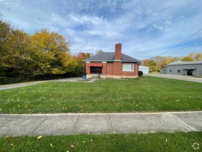 Building Photo - Great Brick Home or Office Space near down...