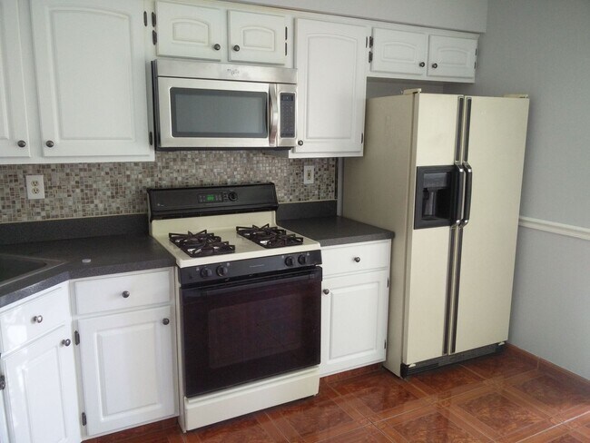 Photo - Gorgeous 3-Bedroom End-Unit Townhouse in N...