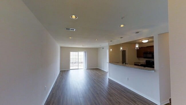 Building Photo - Condo Style Lower 1 Bedroom 1 Bathroom Apartment Unit 12