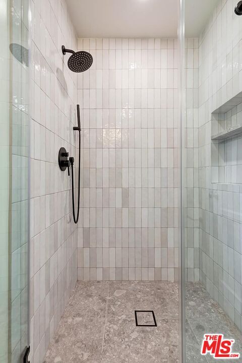 Photo - 405-404 Shirley Pl