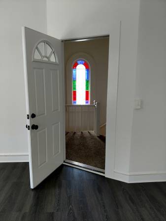 stained glass in hallway - 296 Lenox St Apartamentos Unidad 2