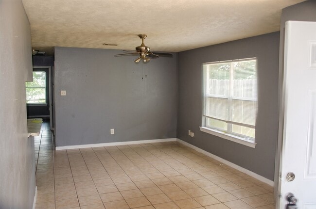 Building Photo - 306 Willowick St