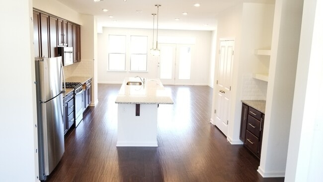 Photo - 43425 Robey Sq