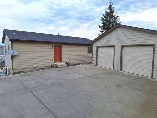 Building Photo - Newer 2 Bed 1 Bath Duplex With A View Rental