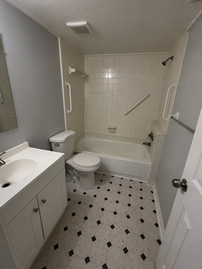 Photo - NICE 1BR/1BA Apt!! WATER & SEWER INCLUDED!! Come Home to Quiet with a Convenient Central Lakeland... Unit 525 Morgan Apt 2