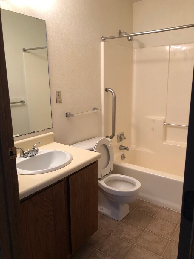 Photo - Ellendale Square Apartments