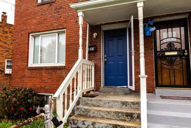 Building Photo - Spacious Single Family home with Huge Back...