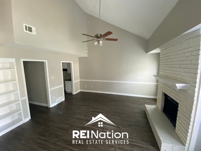 MEMPHIS STUNNER! | High Ceilings & Brick Fireplace | 3 Bed / 2 Bath