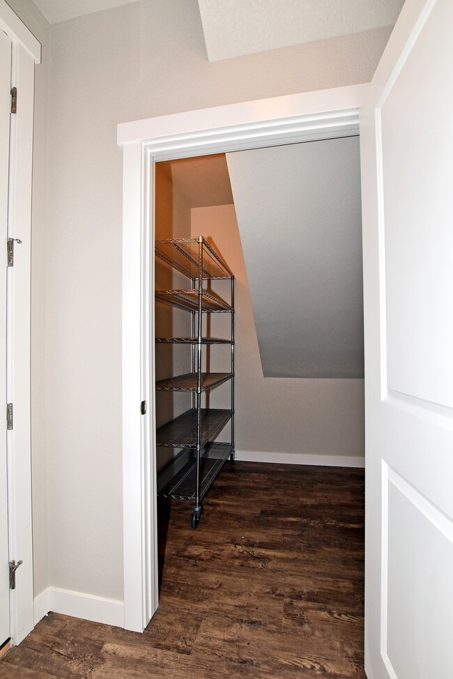 Amplio armario de almacenamiento en la entrada - 4115 N Park Dr Unidad 103